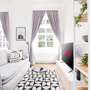 https://bright-apartment-in-old-town-by-prague-days.praguehotelsweb.com